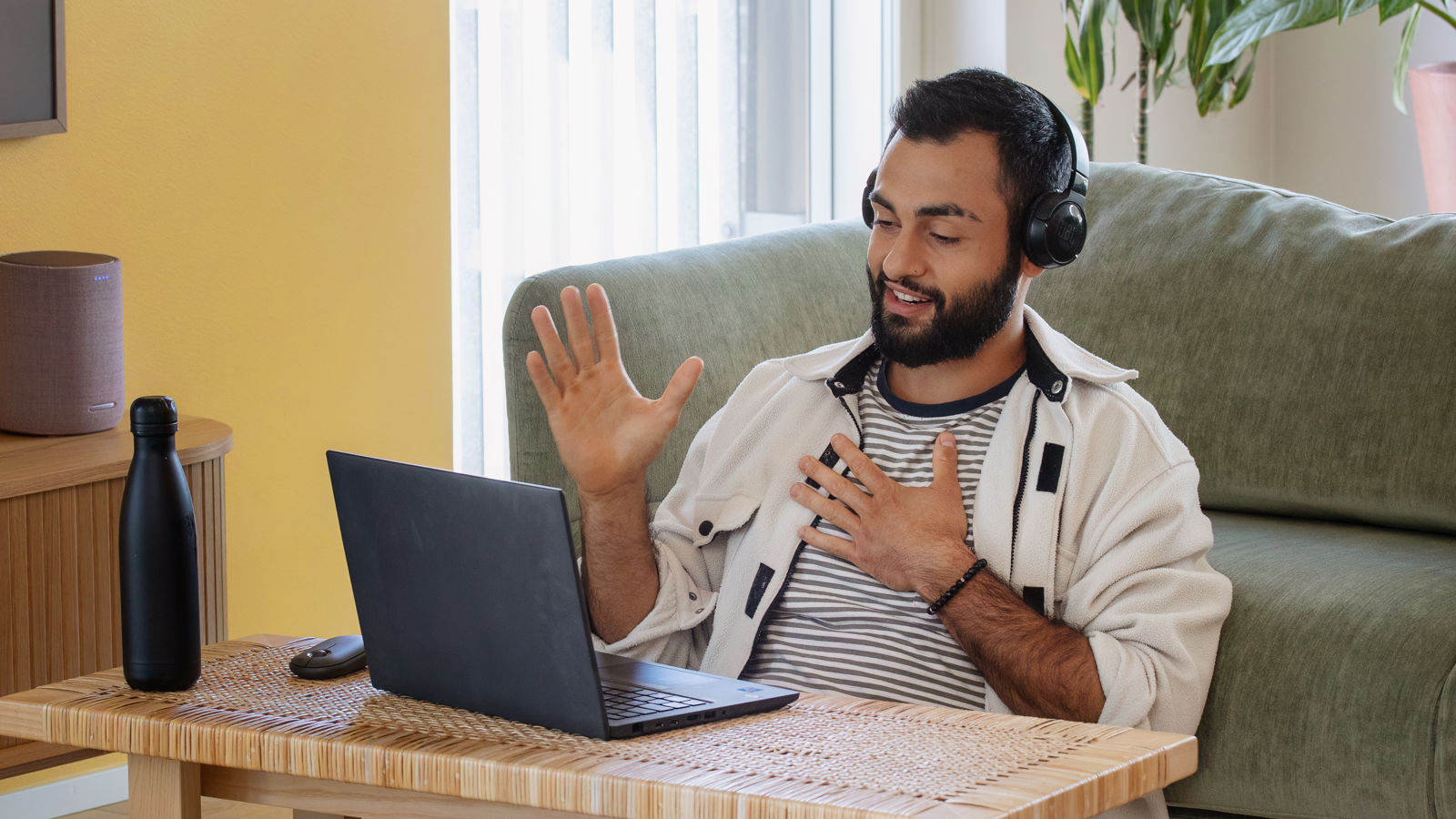 Man sitting in living room in front of his laptop in a video call